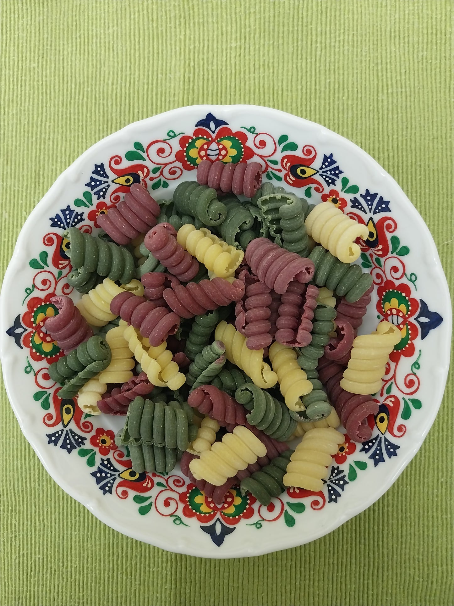 NOVINKA                       Semolinové kudrlinky trio mix 400g